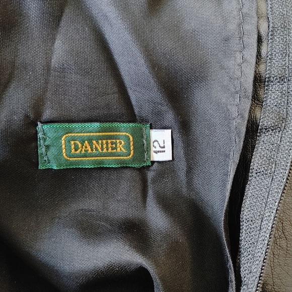 Danier Skirt in💯% genuine leather - Picture 5 of 10